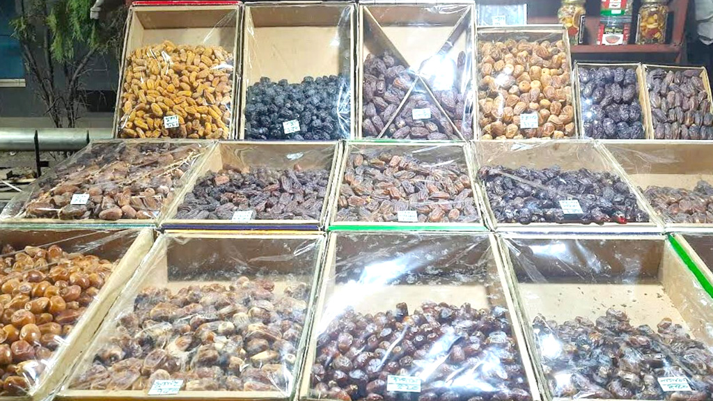 রোজার প্রথম দিনেই খেজুরের দাম কেজিতে বেড়েছে ৫০ টাকা