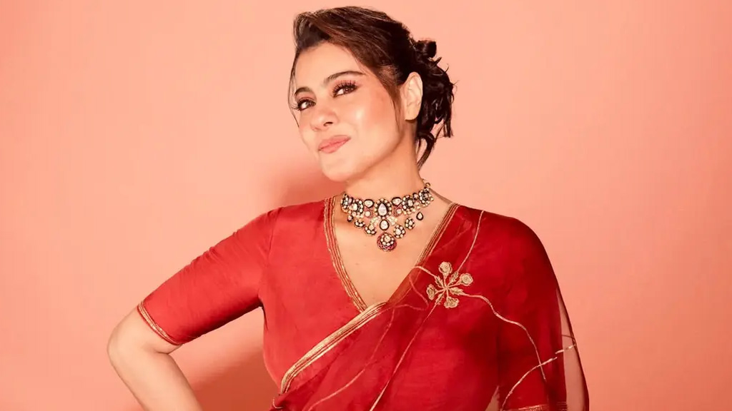 শাড়িতে হাত মুছে আলোচনায় কাজল, ভক্তরা বলছেন ‘পাশের বাড়ির মেয়ে’