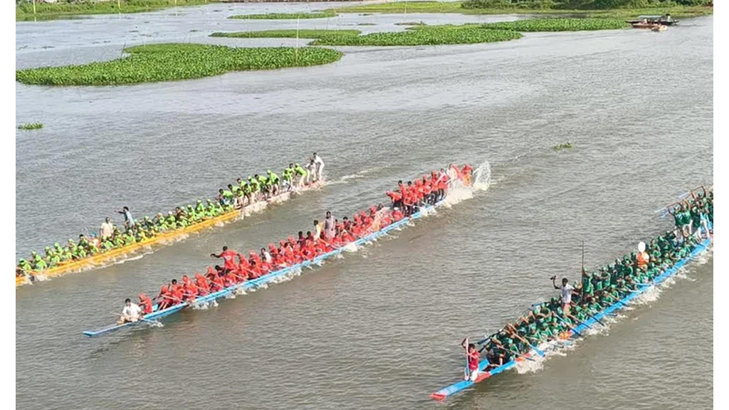 নদীর বুকে গতির লড়াই, ফিরে আসছে বাংলার নৌকাবাইচ