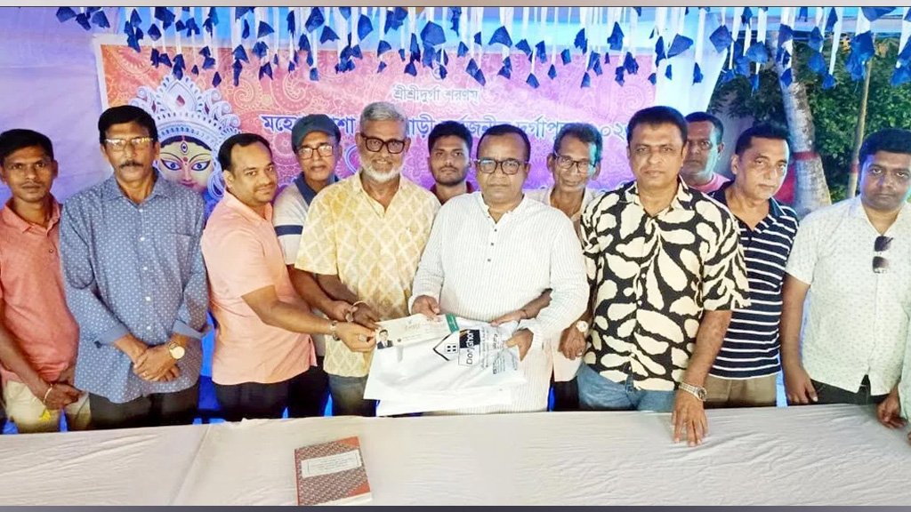 দুর্গাপূজা উপলক্ষে পূজামণ্ডপে অনুদান ও বস্ত্র উপহার দিলেন হুইপ বকুল