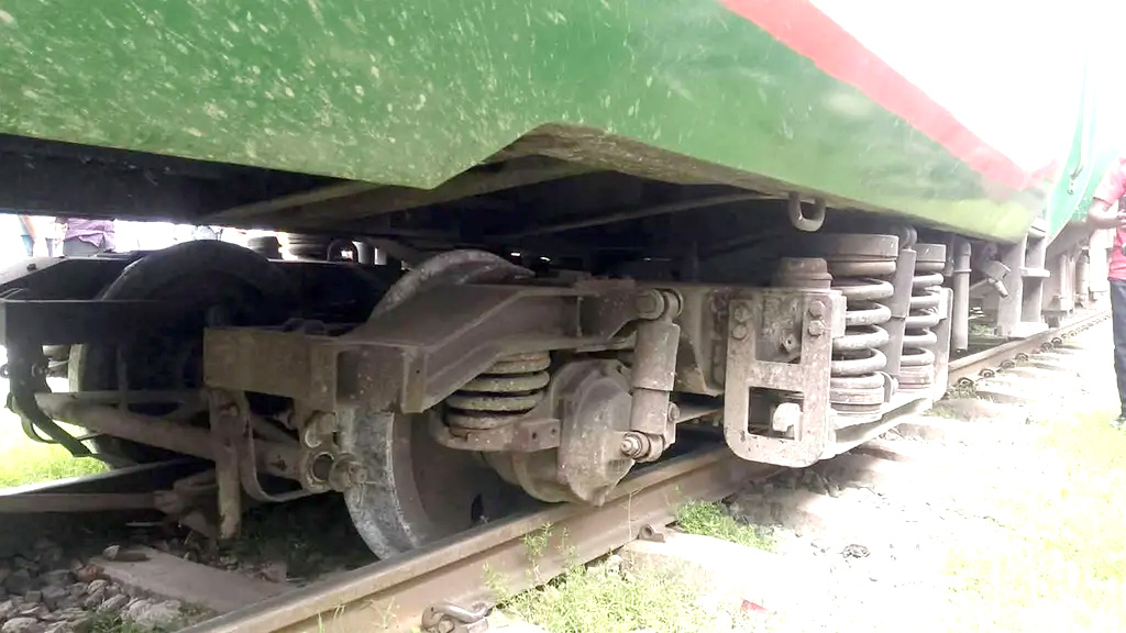ময়মনসিংহে ট্রেনের পাওয়ার কার লাইনচ্যুত, ঢাকা-ময়মনসিংহ-জামালপুর রুটে চলাচল বন্ধ