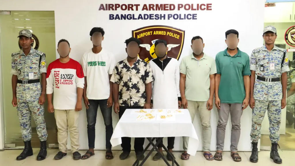 বিমানবন্দরে ৯৪ লাখ টাকার স্বর্ণালংকারসহ ৬ জন আটক