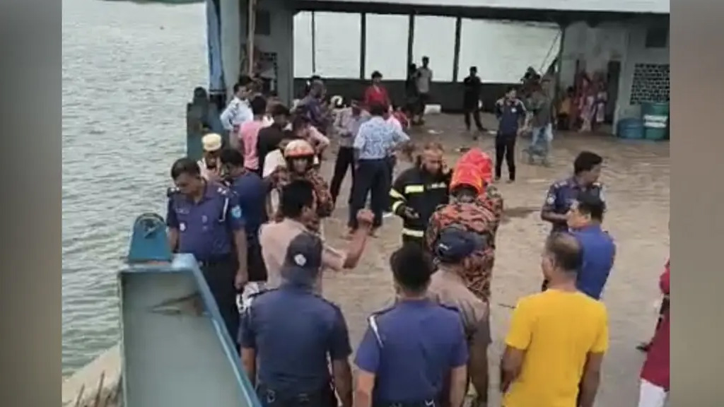 দৌলতদিয়া ঘাটে ফের বাস নদীতে, হতাহতের খবর নেই
