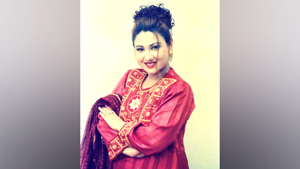 শিক্ষক হয়েও গানে পেশাদারিত্ব রুক্সীর