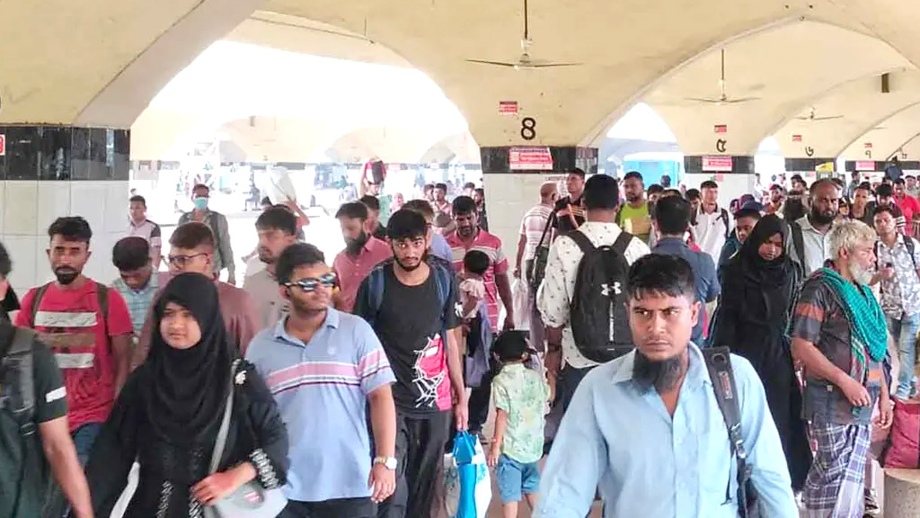 ঈদের ছুটি শেষে ট্রেনে ঢাকামুখী মানুষের ভিড়, ভোগান্তির অভিযোগ
