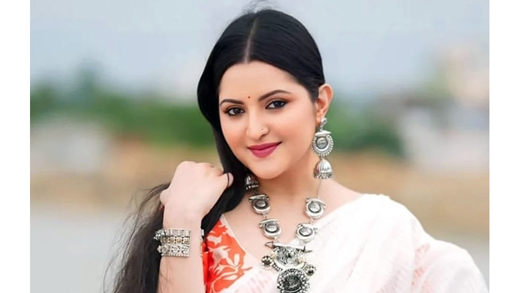 চট্টগ্রাম থেকে বিমানে শিউলি ফুল পাঠালেন একজন, জানালেন পরীমনি
