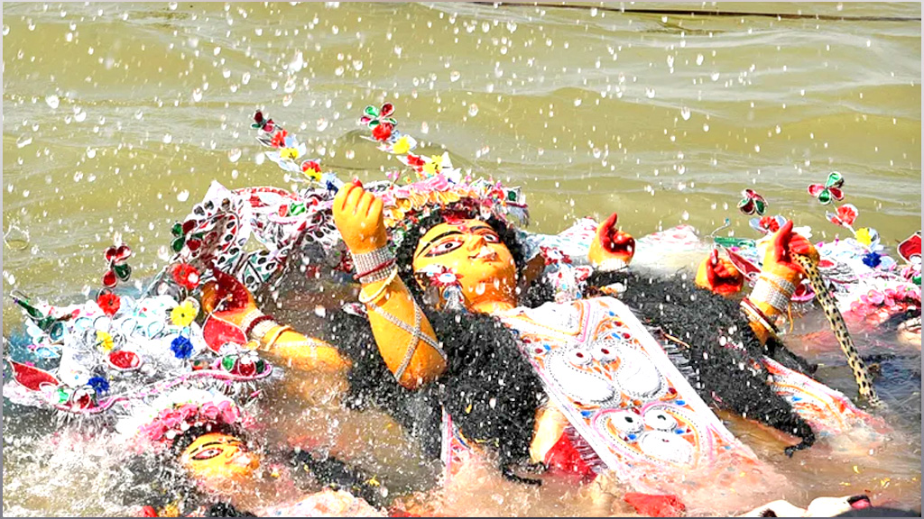 প্রতিমা বিসর্জনে শেষ হলো শারদীয় দুর্গোৎসব